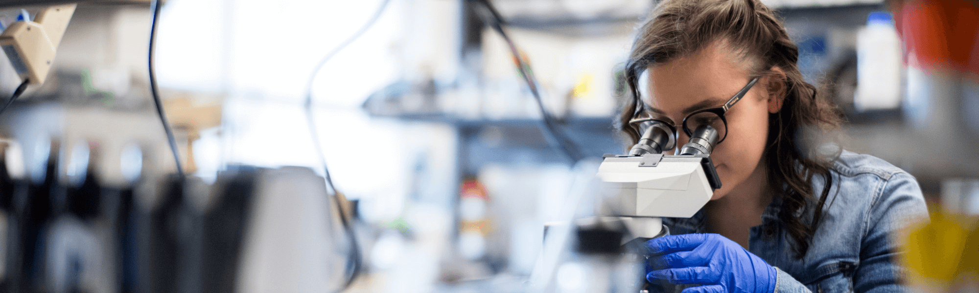 Photo of a GVSU student in the Kindschi Hall of Science laboratory.